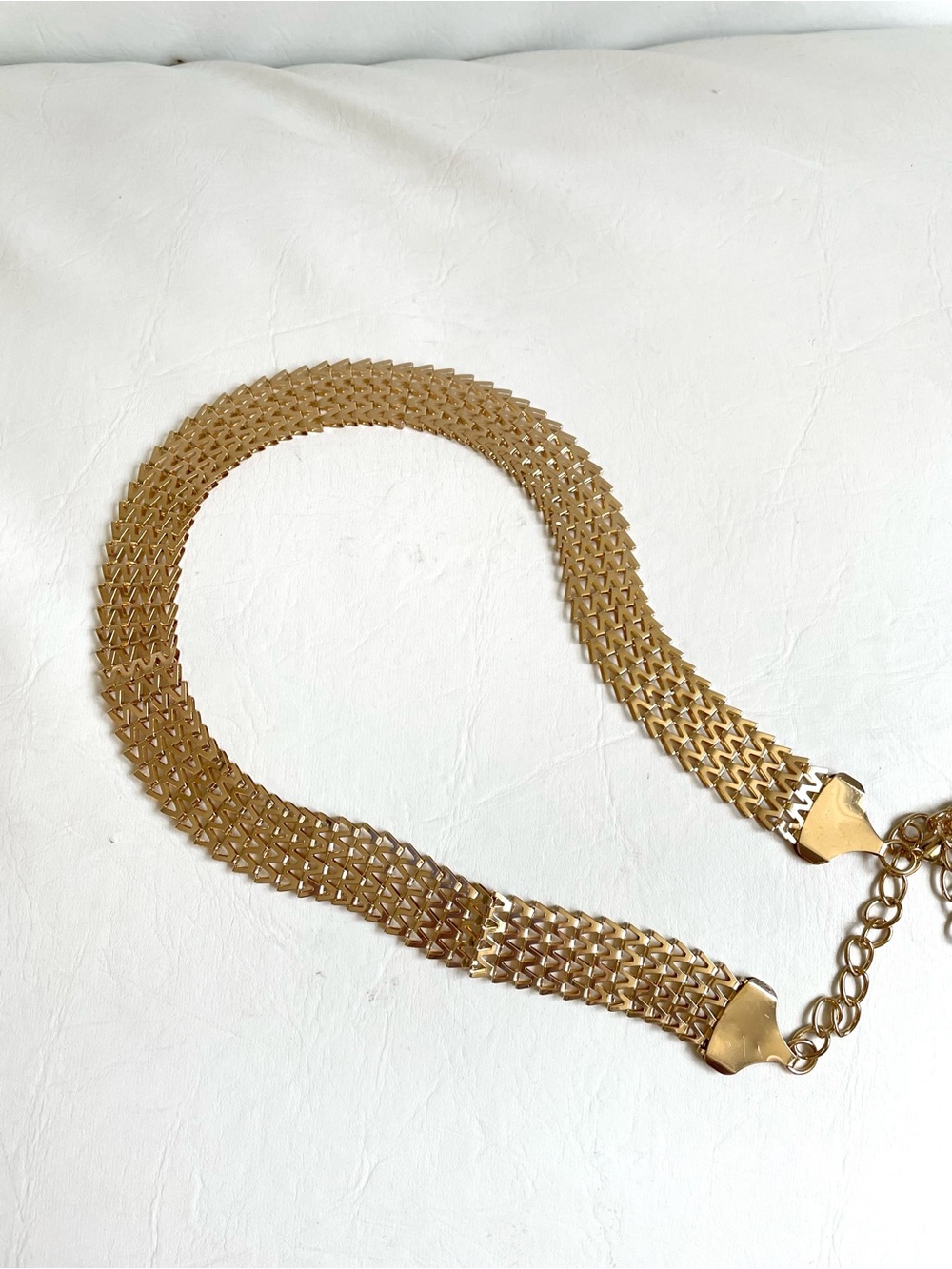LIGHT WEIGHT GOLD TONE METAL SEGMENTED FLEXIBLE ADJUSTABLE BELT - Picture 5 of 7